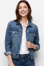 Jaqueta Jeans Feminina Clássica com Bolsos Frontais - Imagem 2